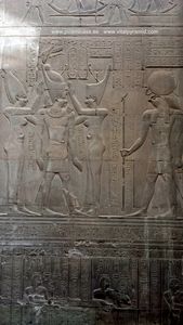 Isis corona al Fara&oacute;n en Kom Ombo