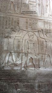Toth y Horus con el Iniciado en Kom Ombo