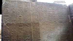 Muros grabados en Kom Ombo