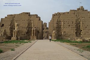 Pilonos y colosos de Karnak
