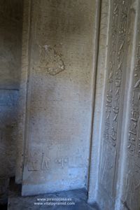 Puerta falsa con jerogl&iacute;ficos egipcios