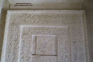 Preciosos jerogl&iacute;ficos en puerta falsa