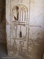 Jerogl&iacute;fico bajorrelieve profundo