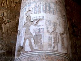 Bellos grabados en las columnas