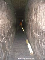 Largo pasillo de escaleras