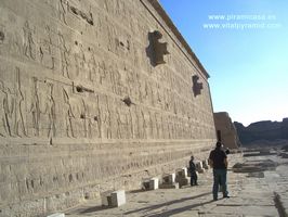 Lateral Templo Hator Dendera