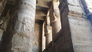 Interior Columnas Templo Hator Dendera