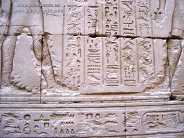 Jerogl&iacute;ficos bajo relieve