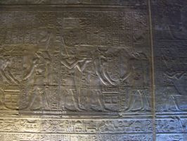 Escena grabados y jerogl&iacute;ficos