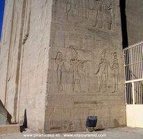 Jerogl&iacute;cos en el portal de Edfu