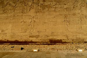 Muro del templo de Horus