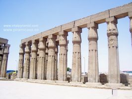 Fila de columnas Patio karnak
