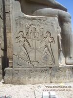 A los costados de las estatuas