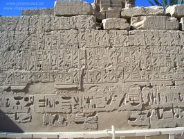 Jerogl&iacute;fics bajo relieve karnak