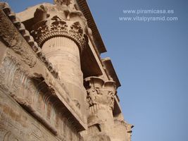 jeroglificos y columnas en Kom Ombo