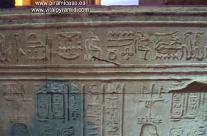 Muro y jerogl&iacute;ficos en Kom Ombo