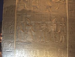 Isis con Fara&oacute;n, Horus y Sobek jerogl&iacute;ficos en Kom Ombo