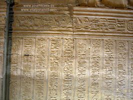 Muro  jerogl&iacute;ficos en Kom Ombo