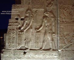  jerogl&iacute;ficos de Isis y Horus  en Kom Ombo