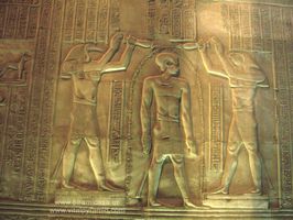 Horus y Toth dan vida al Iniciado en Egipcios en Kom Ombo