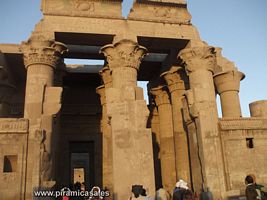 Columna egipcia  y jeroglificos en Kom Ombo