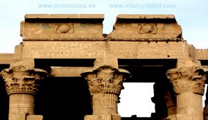 Dintel jerogl&iacute;ficos en Kom Ombo