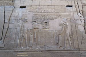 Orejas de escuchar el Fara&oacute;n en jerogl&iacute;ficos en Kom Ombo