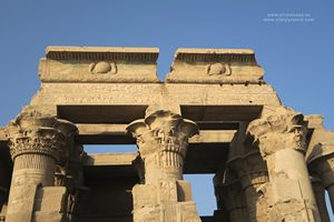 Dintel con jeroglificos en Kom Ombo