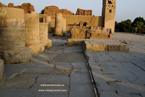 Patio gran muro exterior de Kom Ombo