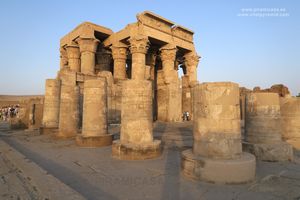 Dioses con el Fara&oacute;n en Kom Ombo