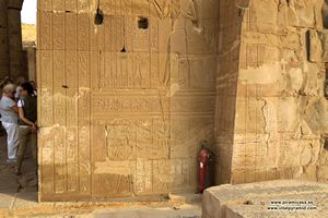 Uas y Ankh jerogl&iacute;ficos en Kom Ombo