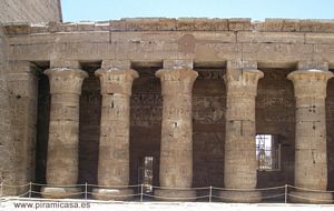 gruesas columnas egipcias