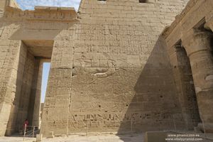 Muro Interior y jerogl&iacute;ficos