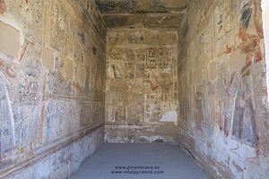 C&aacute;maras con grabados y jerogl&iacute;ficos