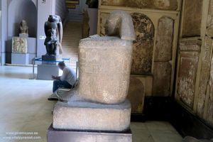 Estatua jerogl&oacute;ificos en el museo de El Cairo fotos
