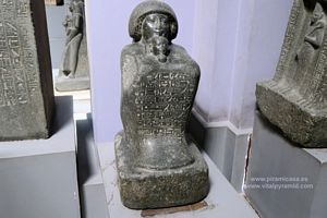 Escriba jerogl&iacute;ficos estatua Museo de El Cairo foto