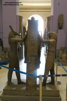 Sacerdote egipcio con Horus y Set Museo de El Cairo fotos im&aacute;genes