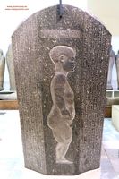 Estela enano jeroglificos Museo de El Cairo escultura iniciado